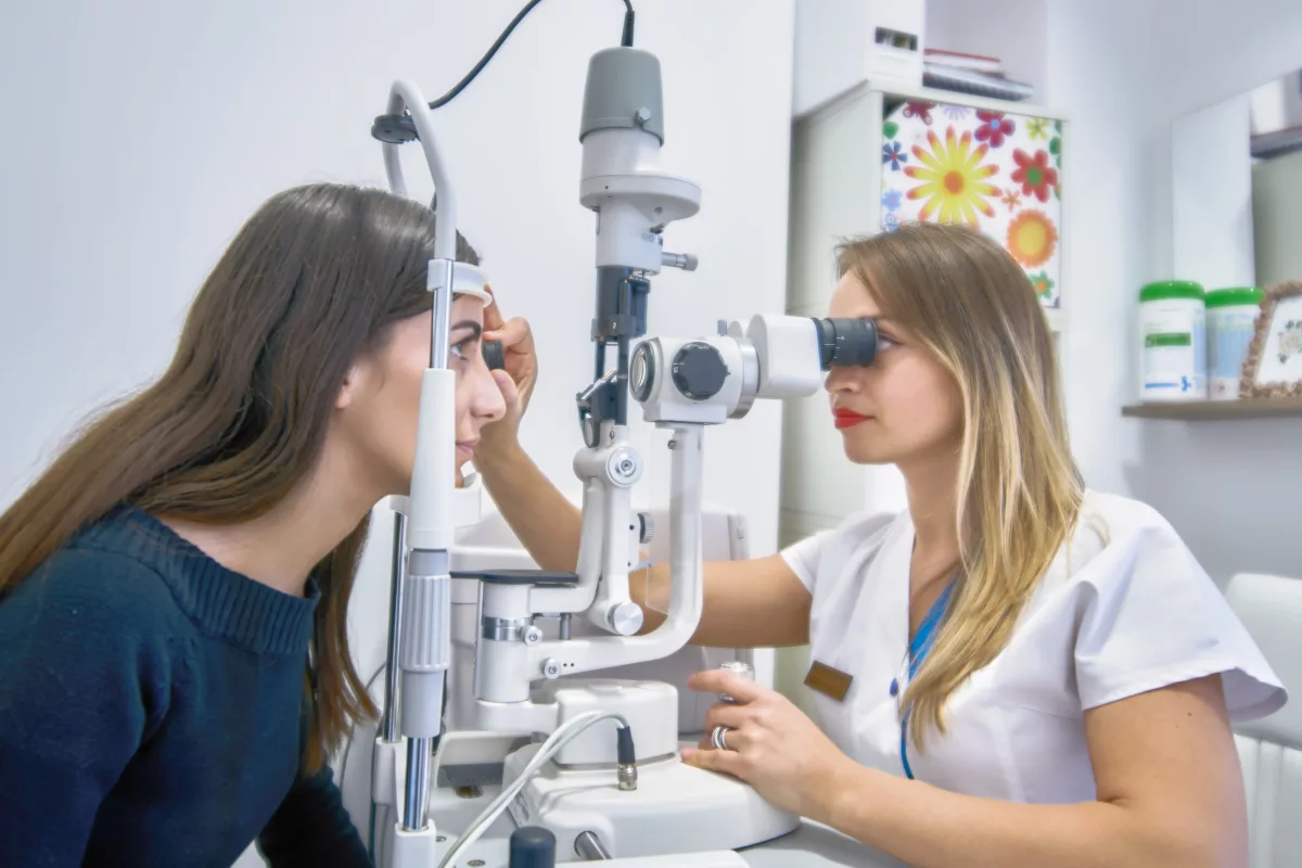 doctor oftalmolog efectuând consultatii oftalmologice de baza adulti depistare afectiuni oculare