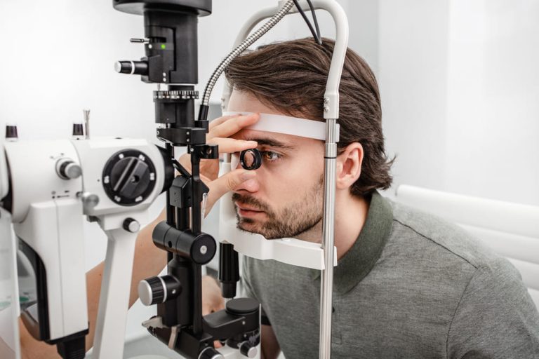 doctor-oftalmolog-verifica-ochii-unui-pacient